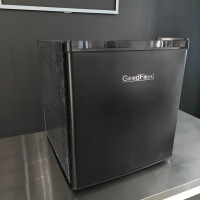 Холодильна шафа для напоїв GoodFood BC46SD BLACK
