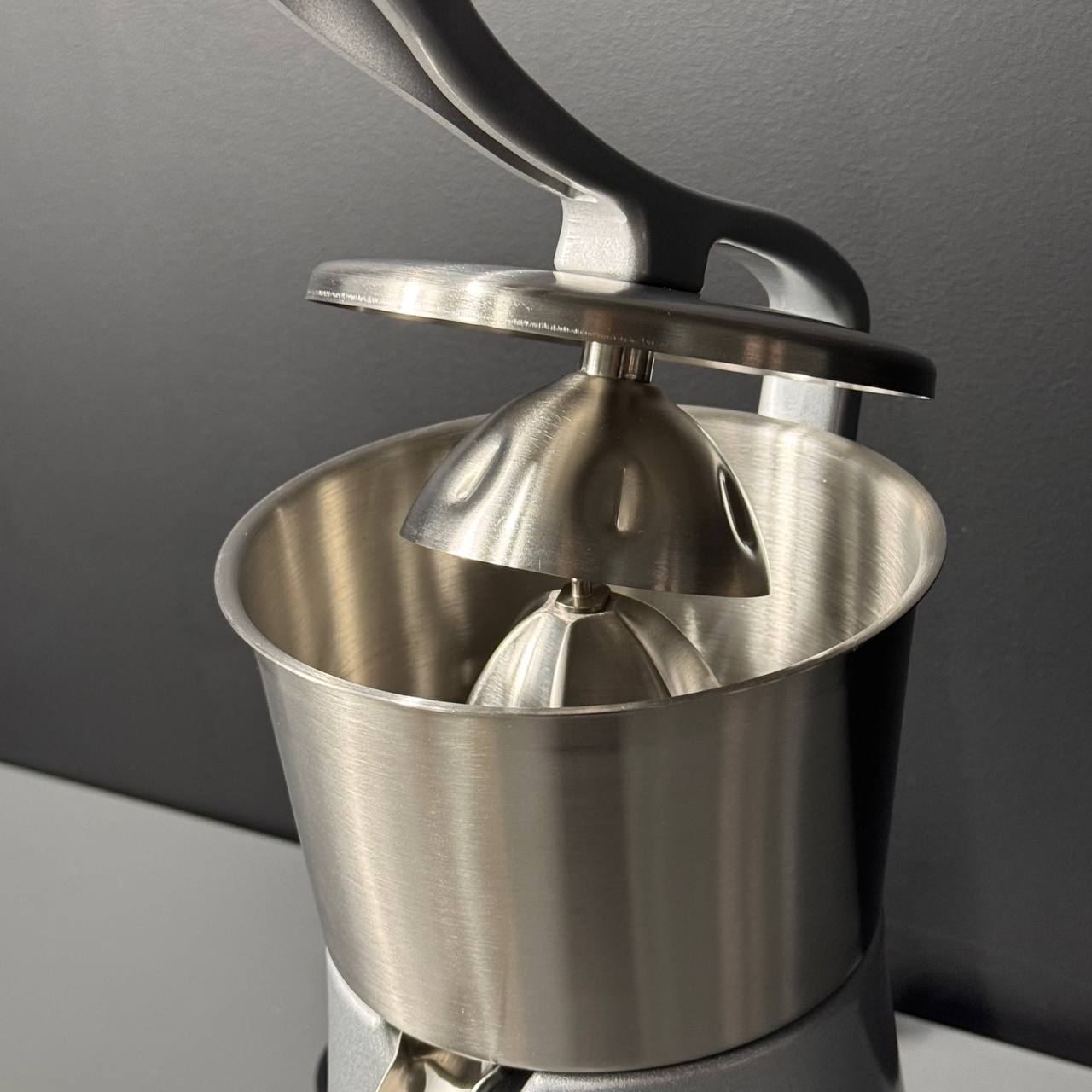 Электрическая соковыжималка для цитрусовых GoodFood FJ100