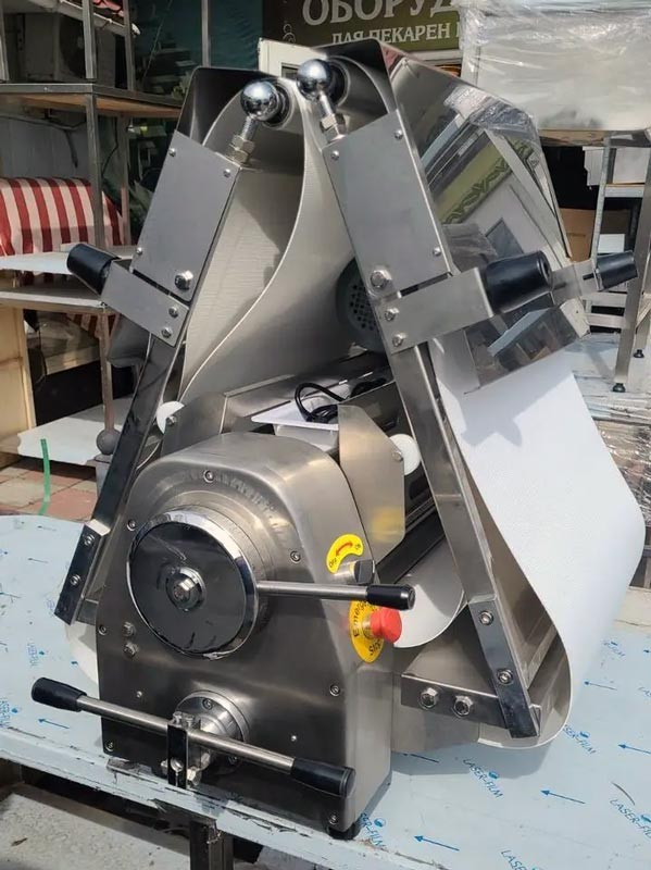 Тісторозкачувальна машина Vektor TSP520A