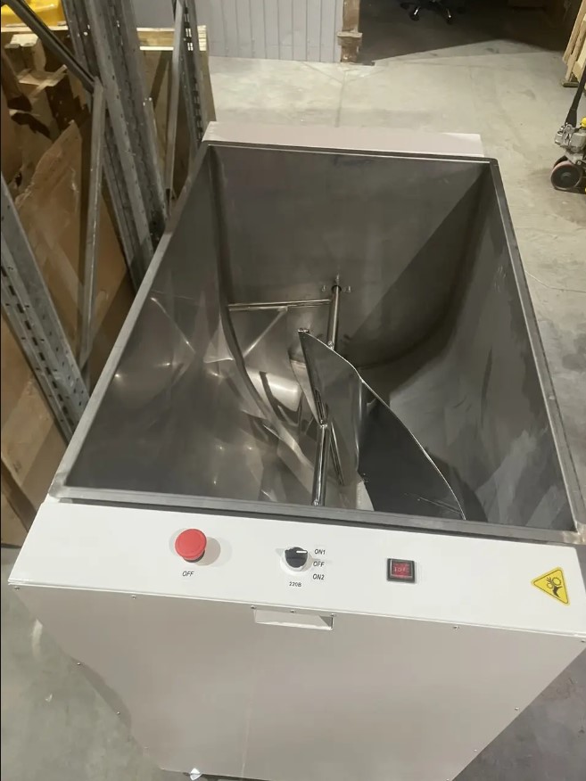 Тестомес-фаршемешалка профессиональная с реверсом Vektor SM300