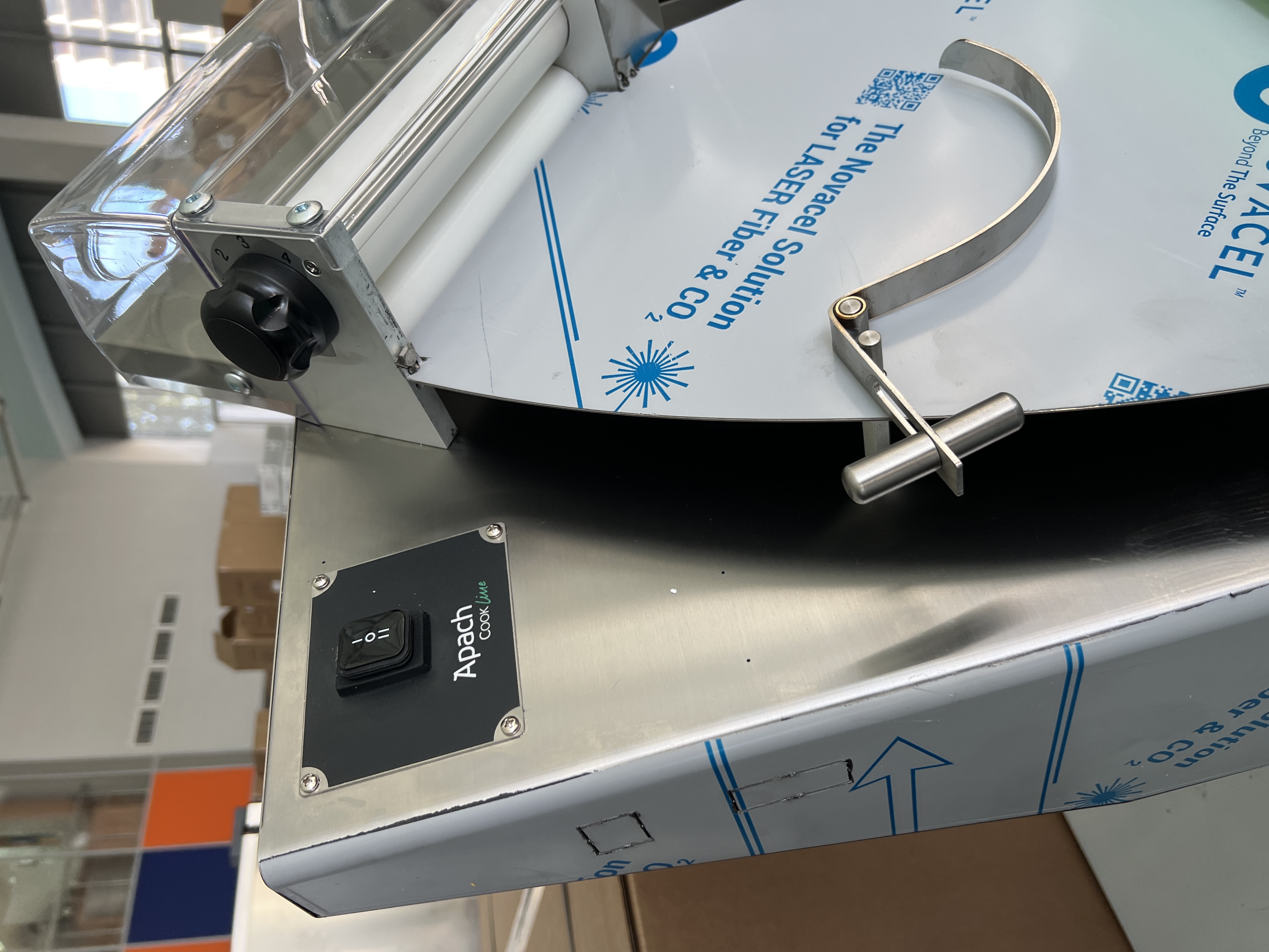Тісторозкатка для піци APACH ARM 420