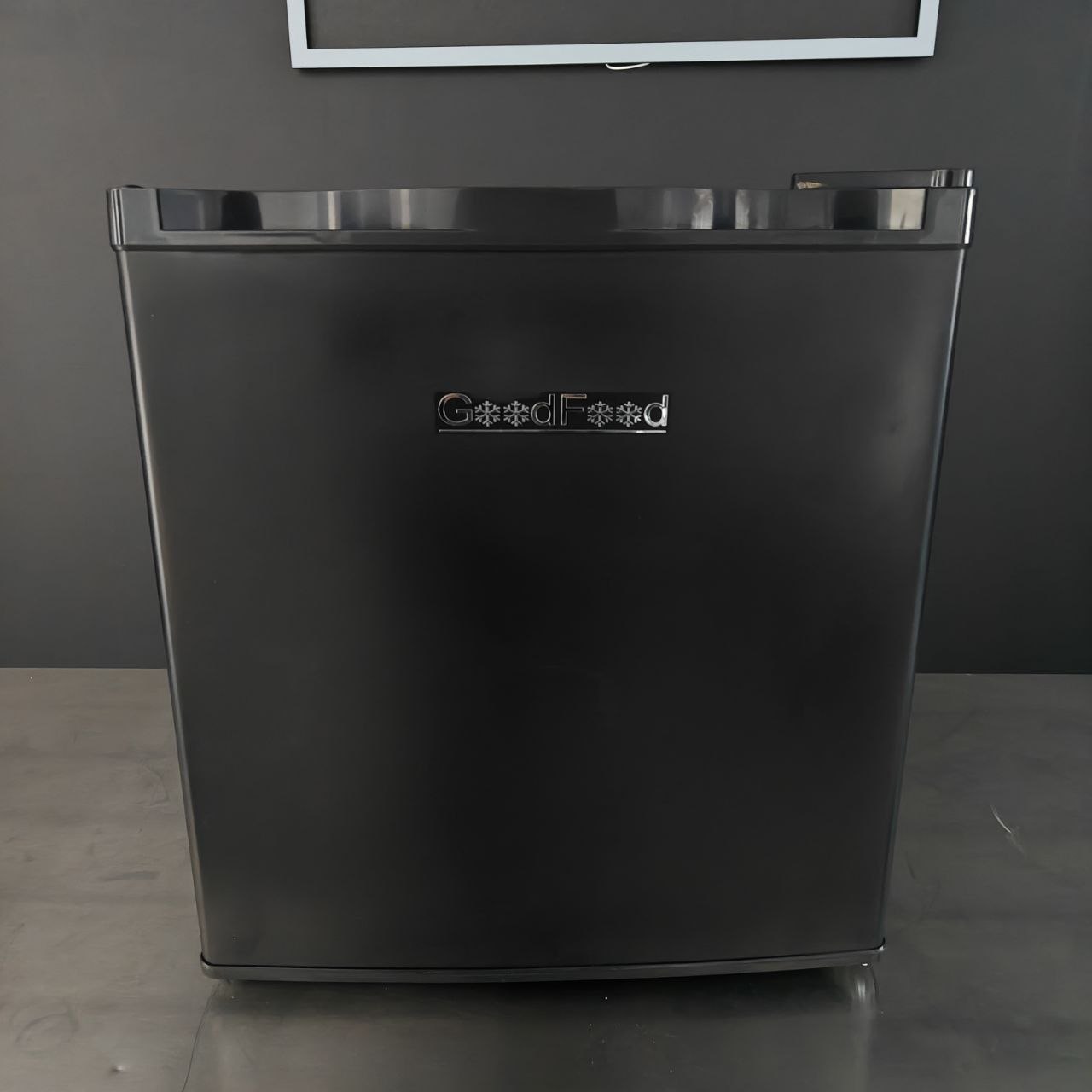Холодильный шкаф для напитков GoodFood BC46SD BLACK