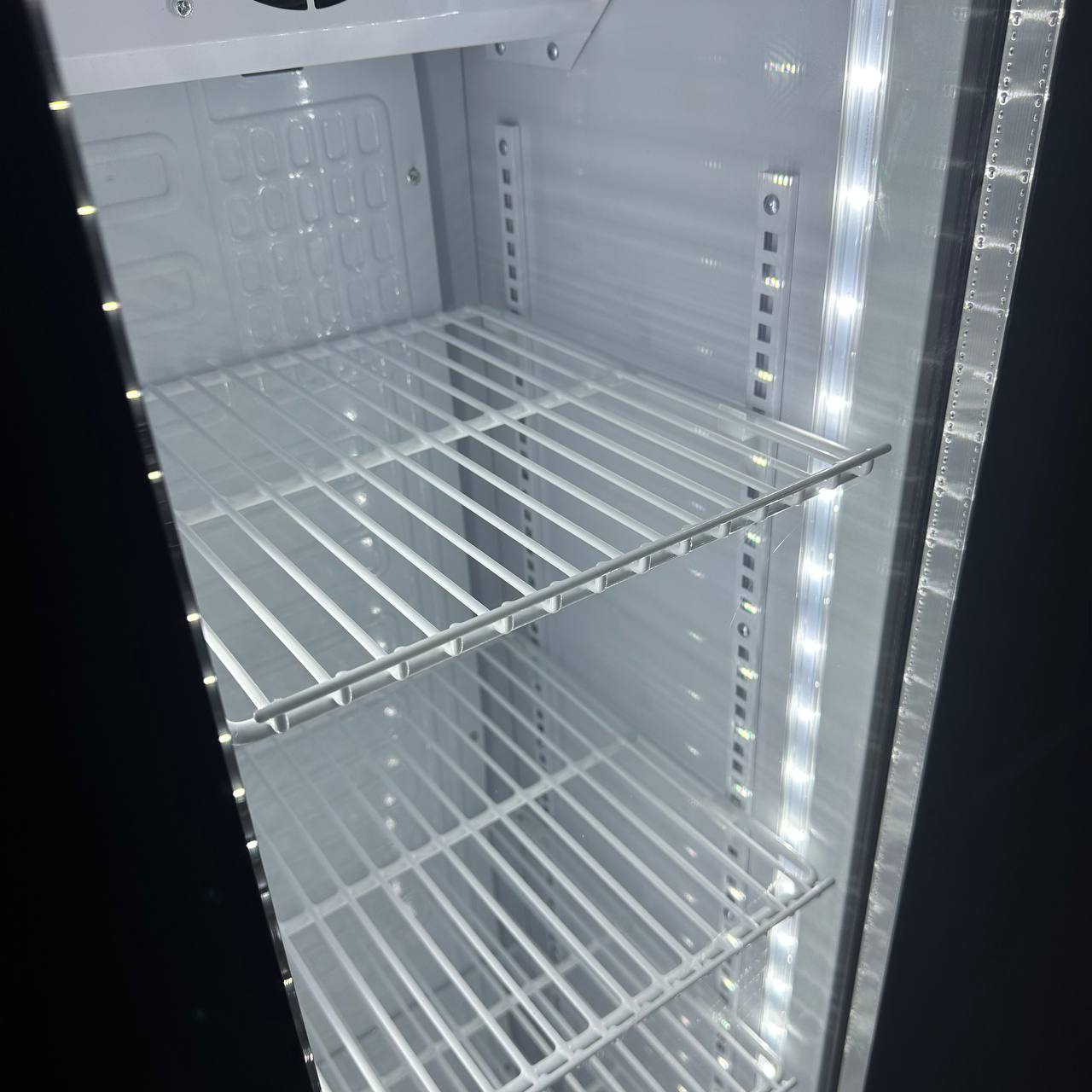 Холодильный шкаф для напитков GoodFood BC160BB2LED