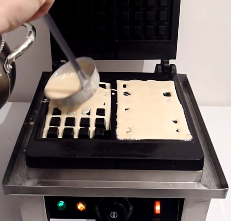 Вафельниця бельгійська GoodFood WB1S