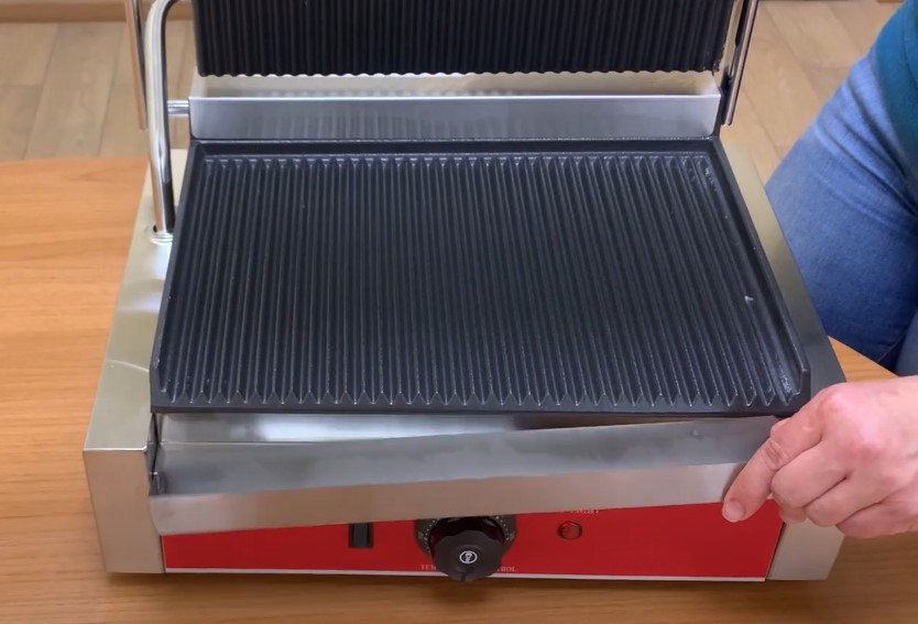 Контактный гриль GoodFood ECG11 Panini RED